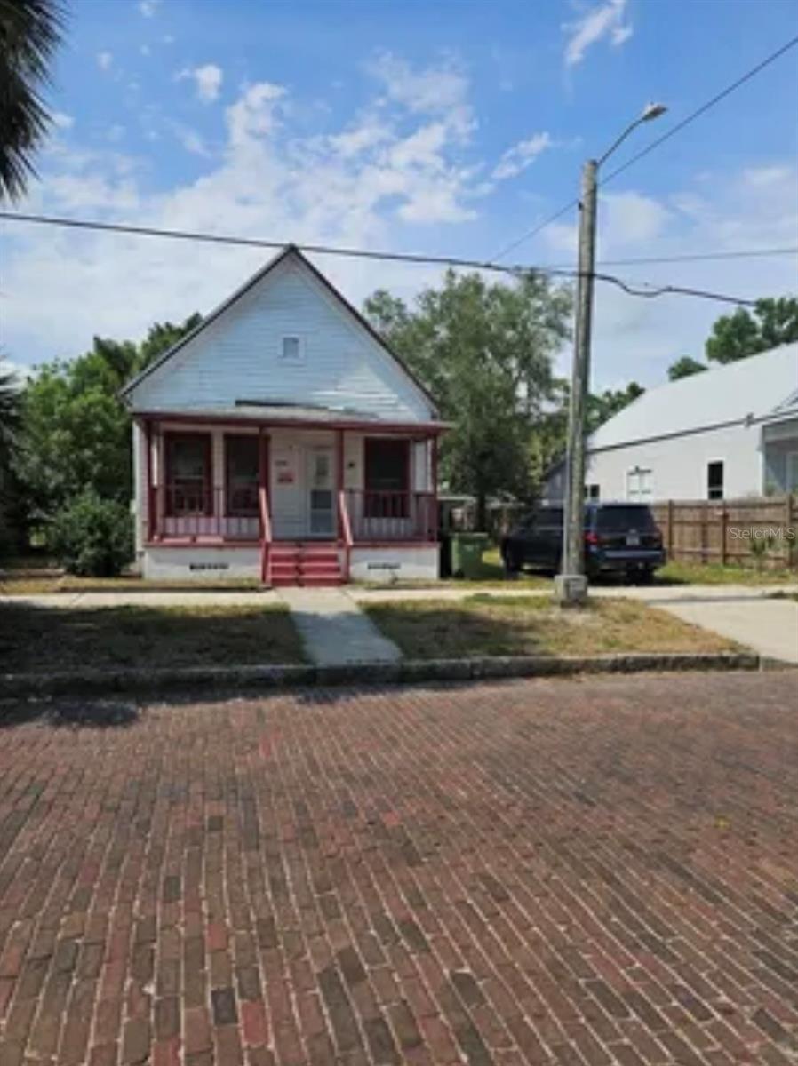 Investor special in the heart of Tampa! the value is in the lot.
This home sits on a 4,700 sq ft lot zoned RS-50, offering excellent potential for renovation or new construction. The property features a versatile floor plan ready for your updates and a yard with space for outdoor living.
Located just minutes from Downtown Tampa, Midtown, Armature Works, hospitals, universities, and Tampa International Airport, this property provides unmatched convenience and accessibility. The neighborhood continues to see strong growth, surrounded by new construction and renovated homes achieving top market values.
Whether you're an investor searching for your next project or a buyer looking to create a custom home, 1935 W Union St presents a rare opportunity in a highly desirable location.