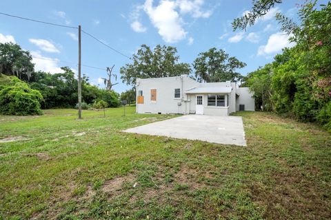 A home in LAKE WALES