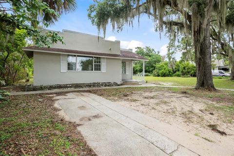 A home in LAKE WALES