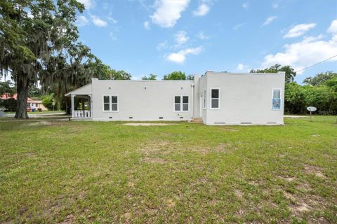 A home in LAKE WALES