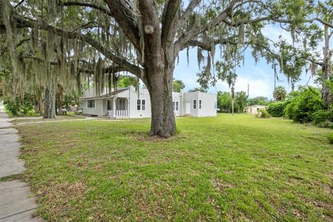 A home in LAKE WALES