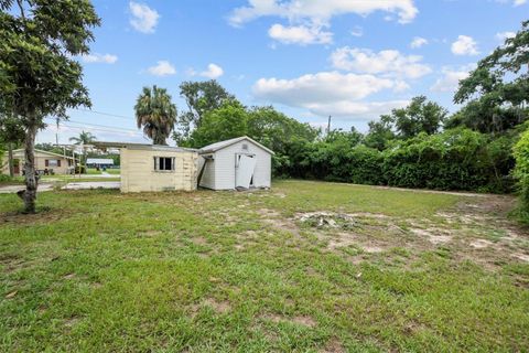 A home in LAKE WALES