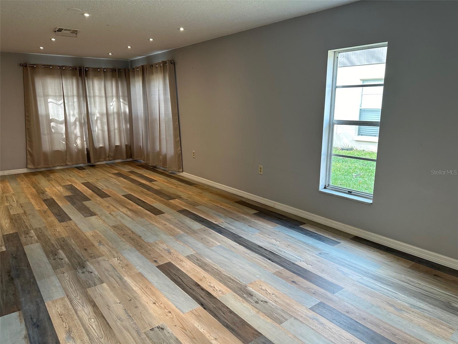 HOLIDAY LAKE VILLAS CONDO - Residential