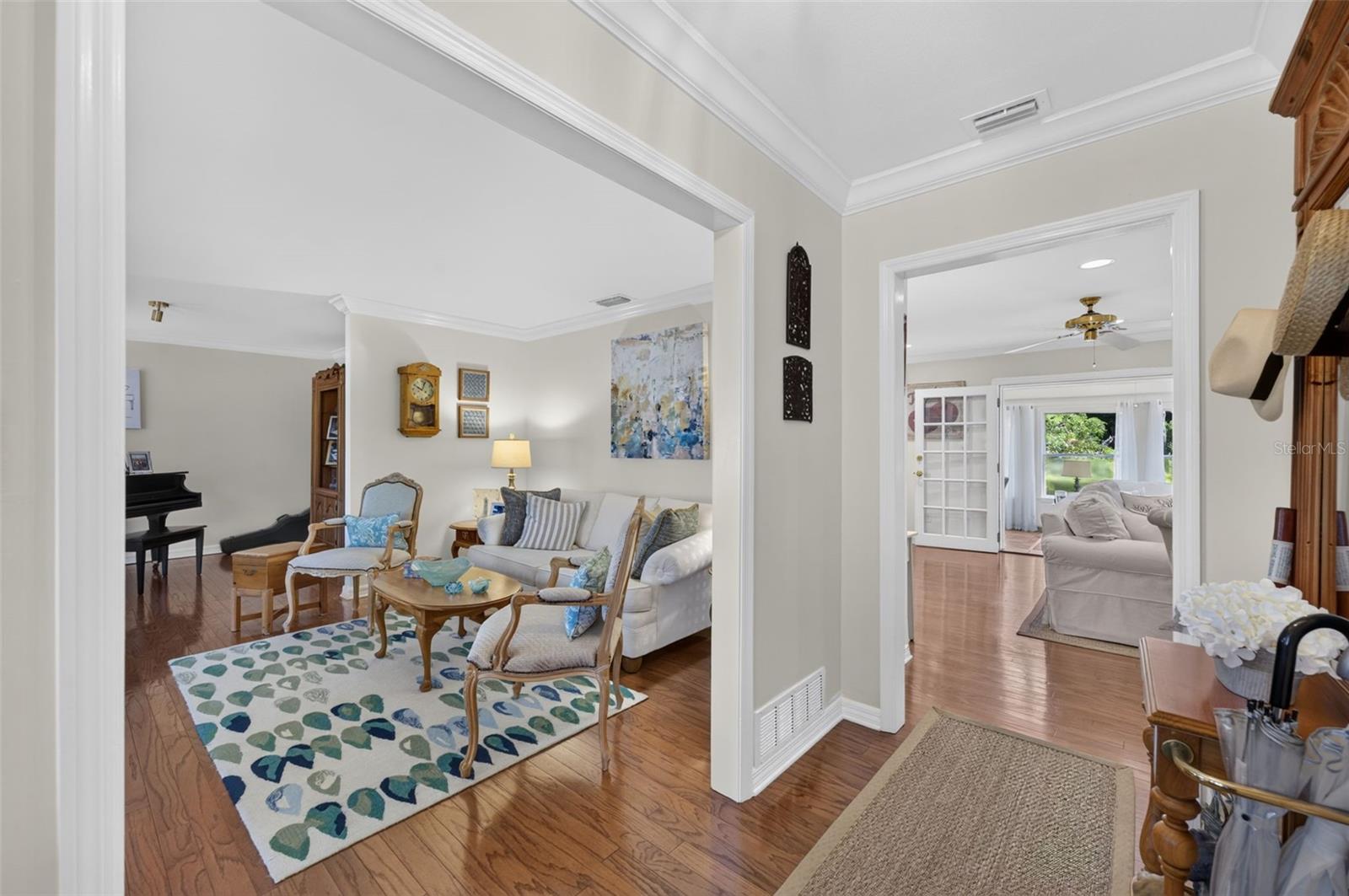 823 WOODS COURT