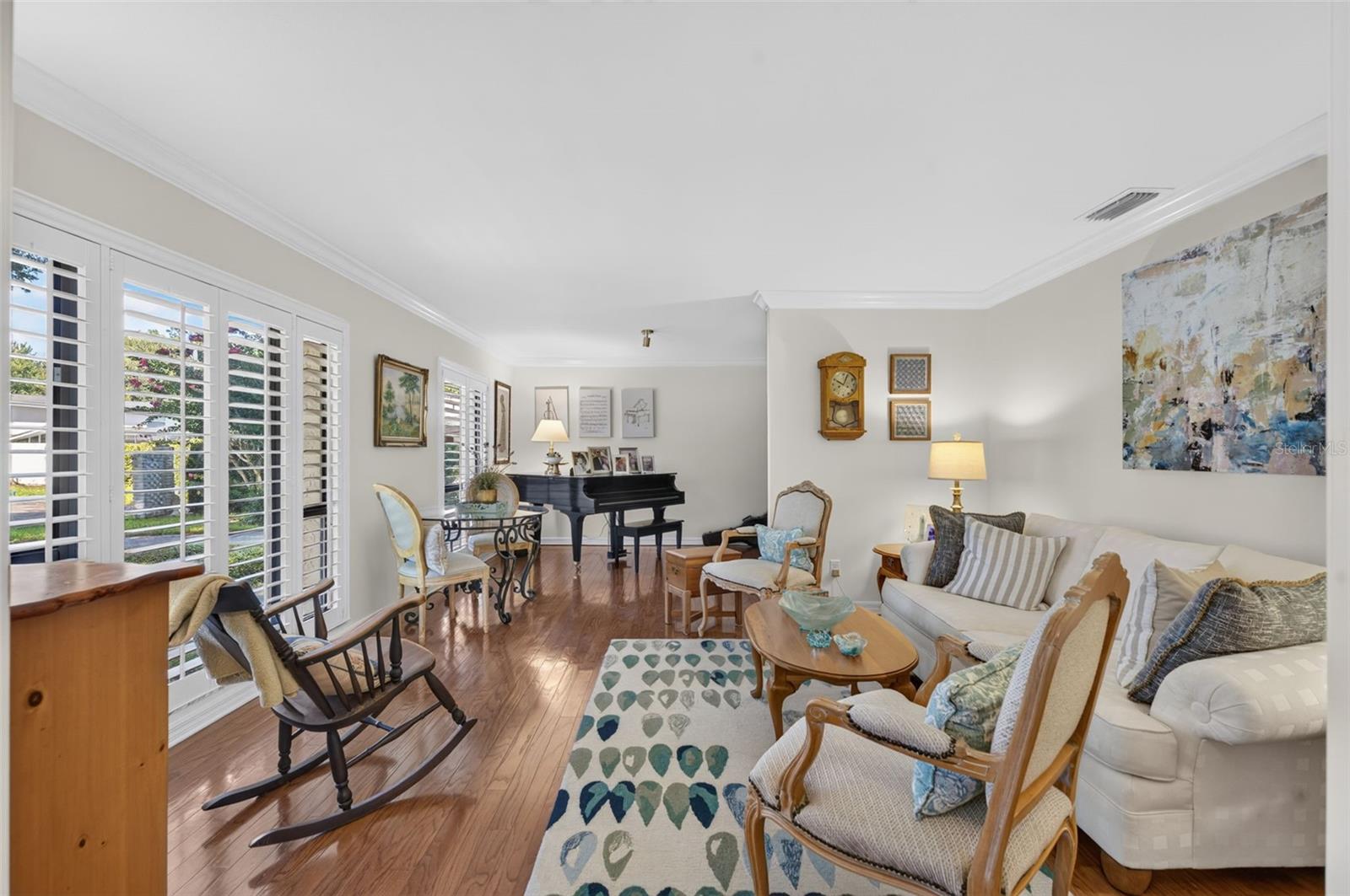 823 WOODS COURT