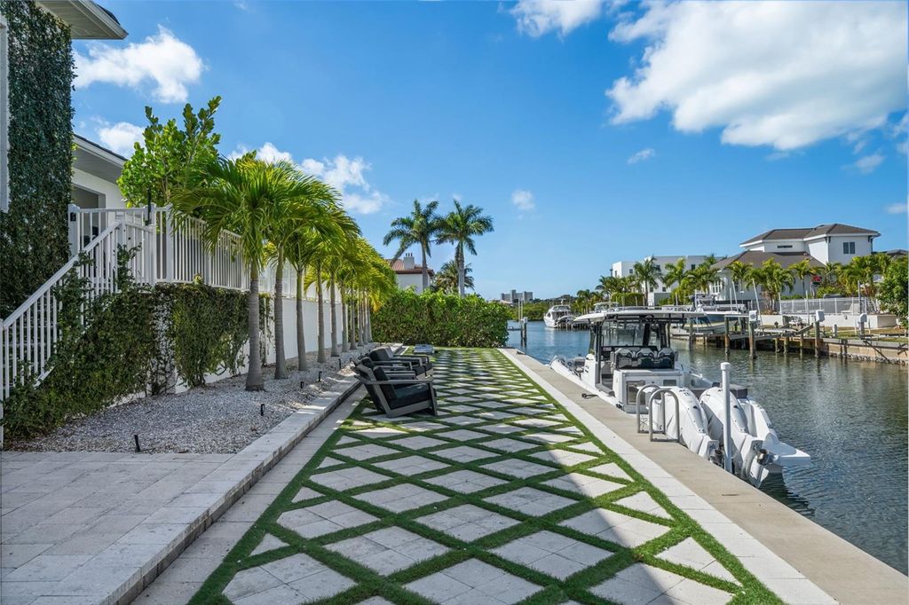 Photo of 1643 Stanford Lane, Sarasota, FL 34231 (MLS # A4681246)