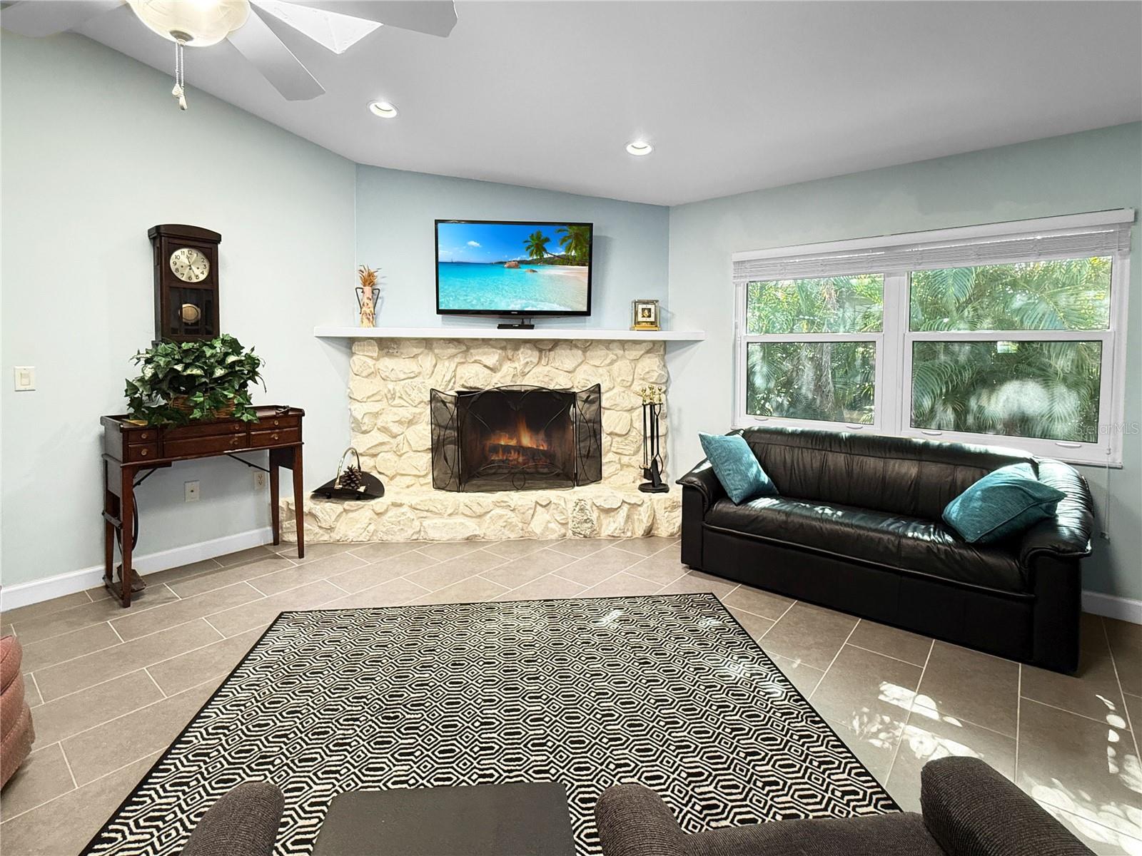 COUNTRY MEADOWS - Residential