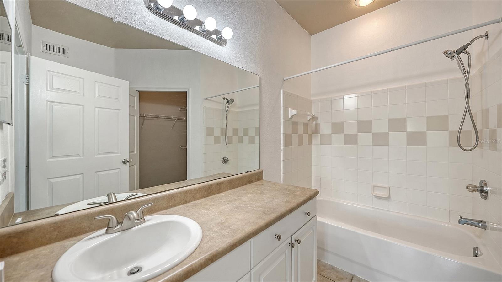 ADMIRALS WALK - Residential