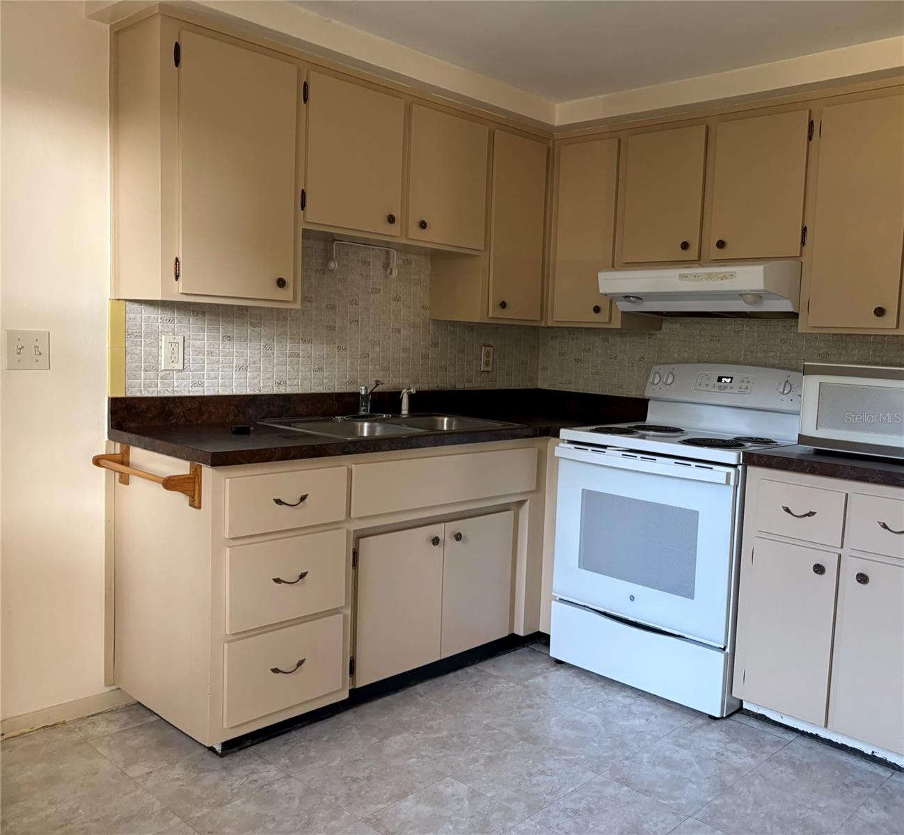 NORTHRUPS RIVER GROVE - Residential Lease