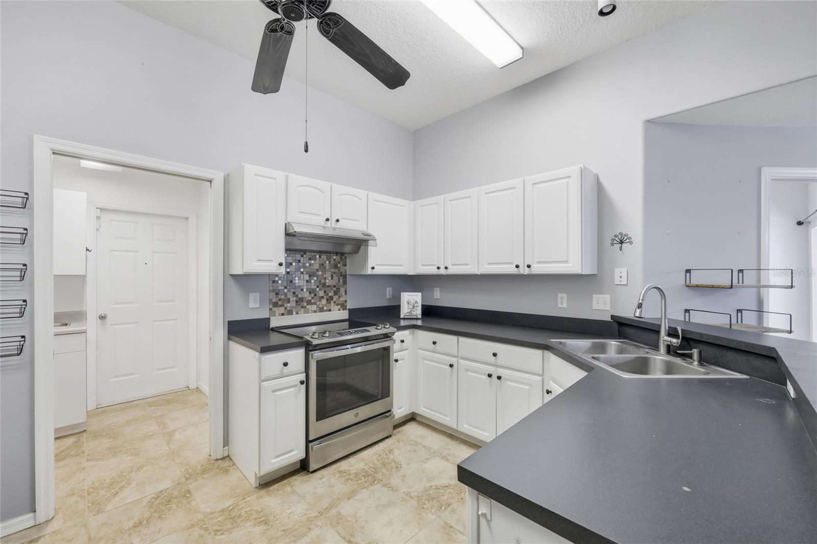 GROVELAND HIDDEN LAKES ESTATES - Residential
