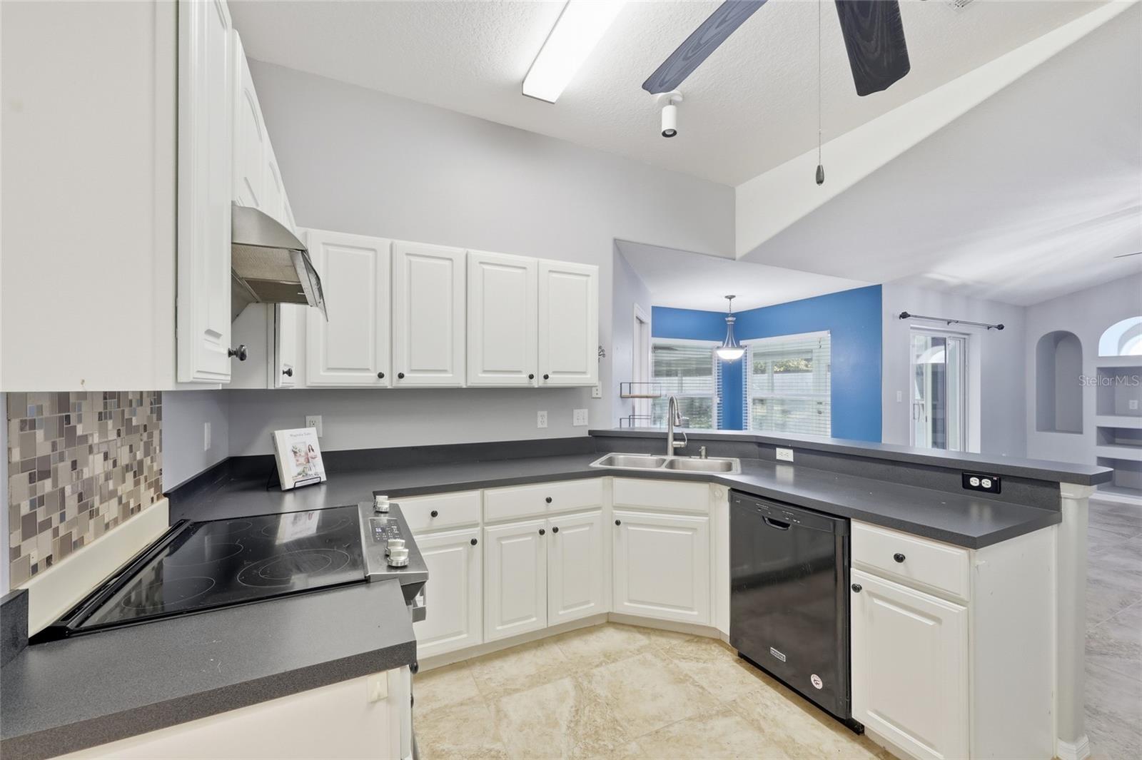 GROVELAND HIDDEN LAKES ESTATES - Residential