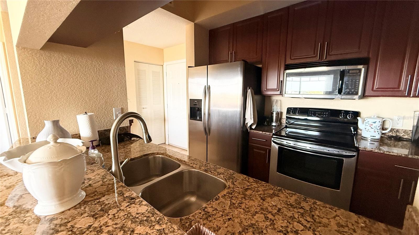 BROADWAY PROMENADE - Residential Lease