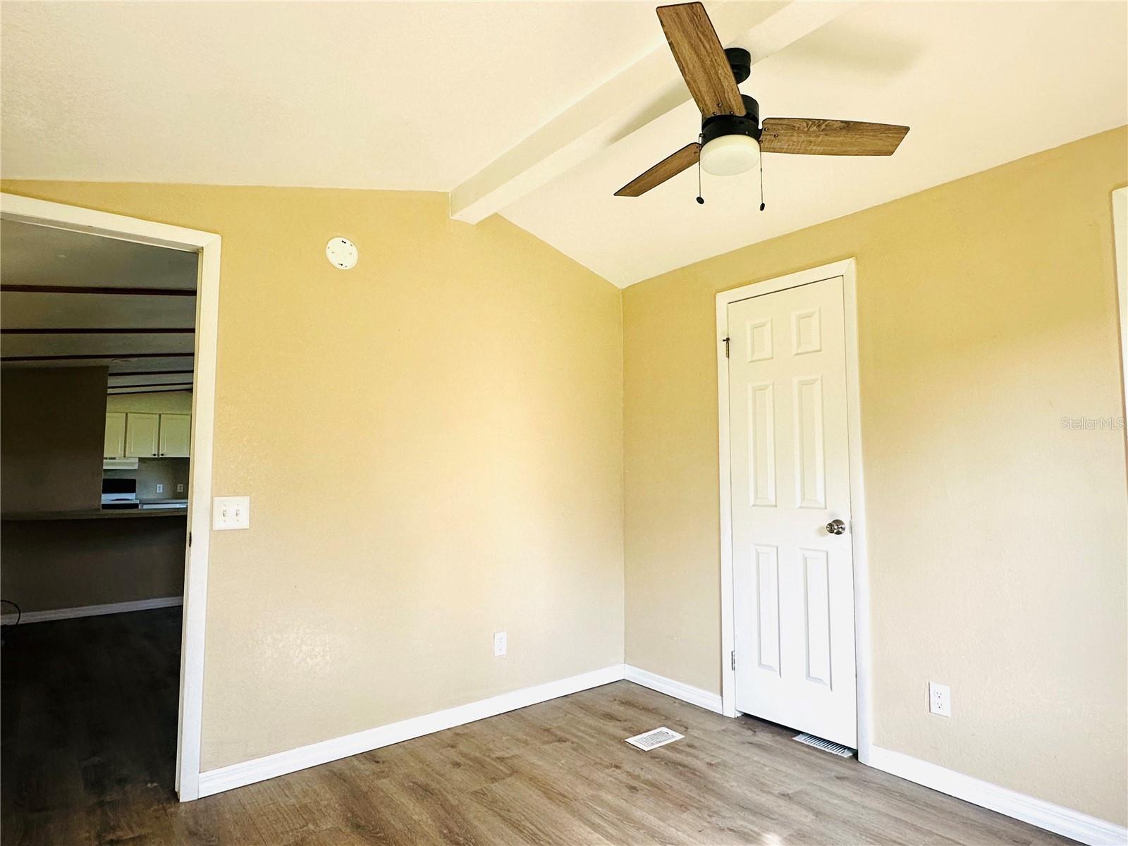 LAWNDALE - Residential Lease