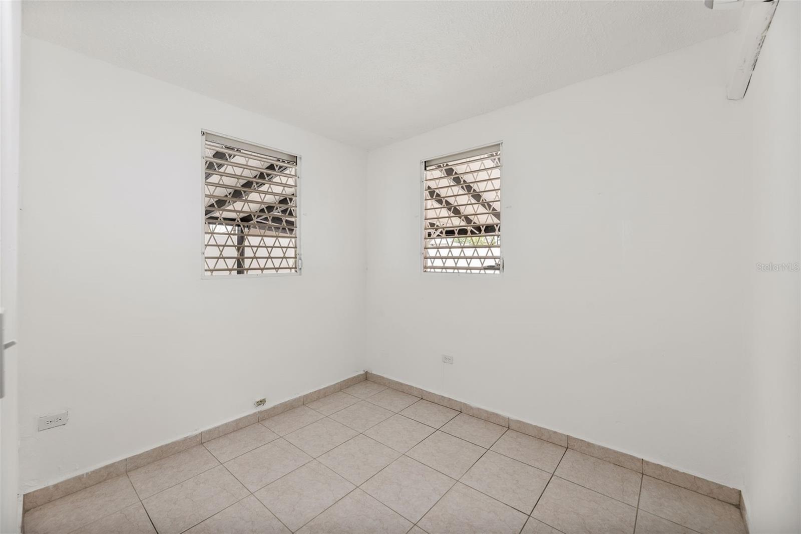 COUNTRY CLUB - Residential