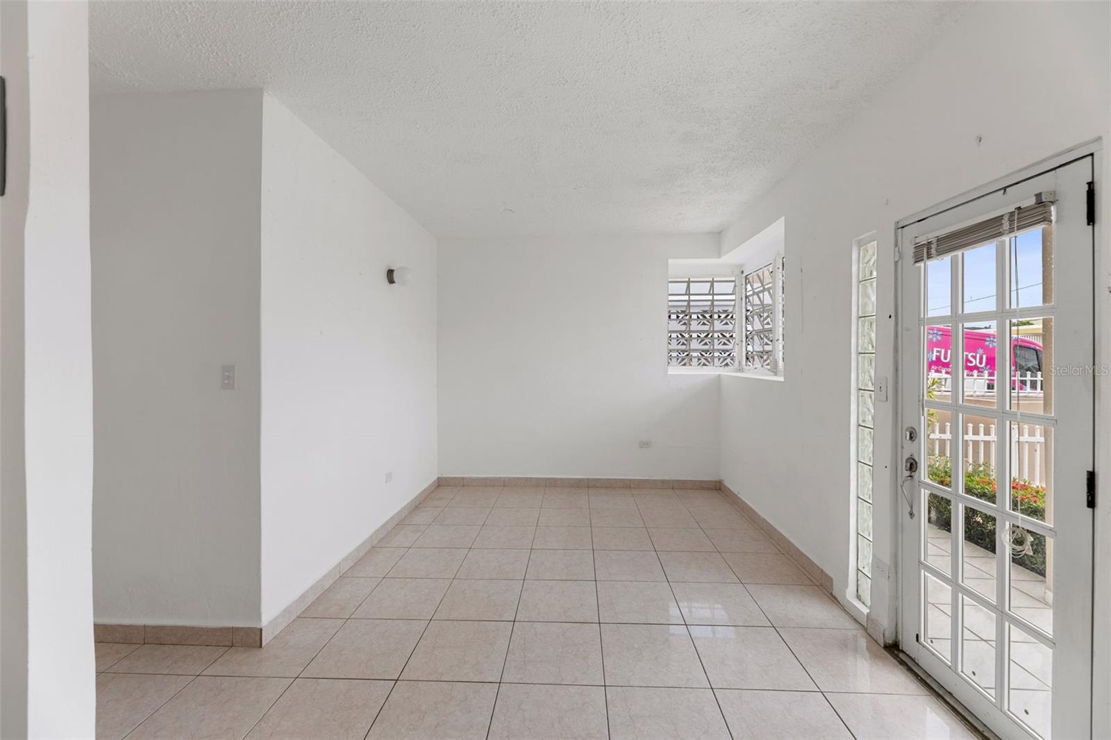 COUNTRY CLUB - Residential