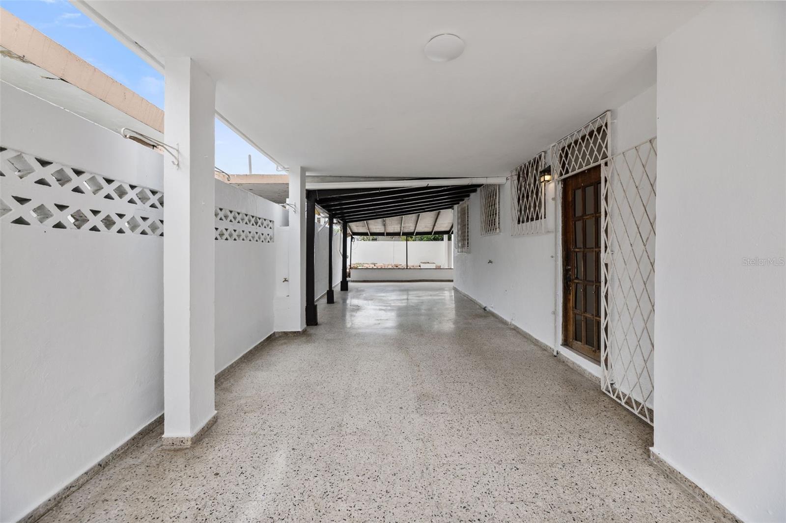 COUNTRY CLUB - Residential