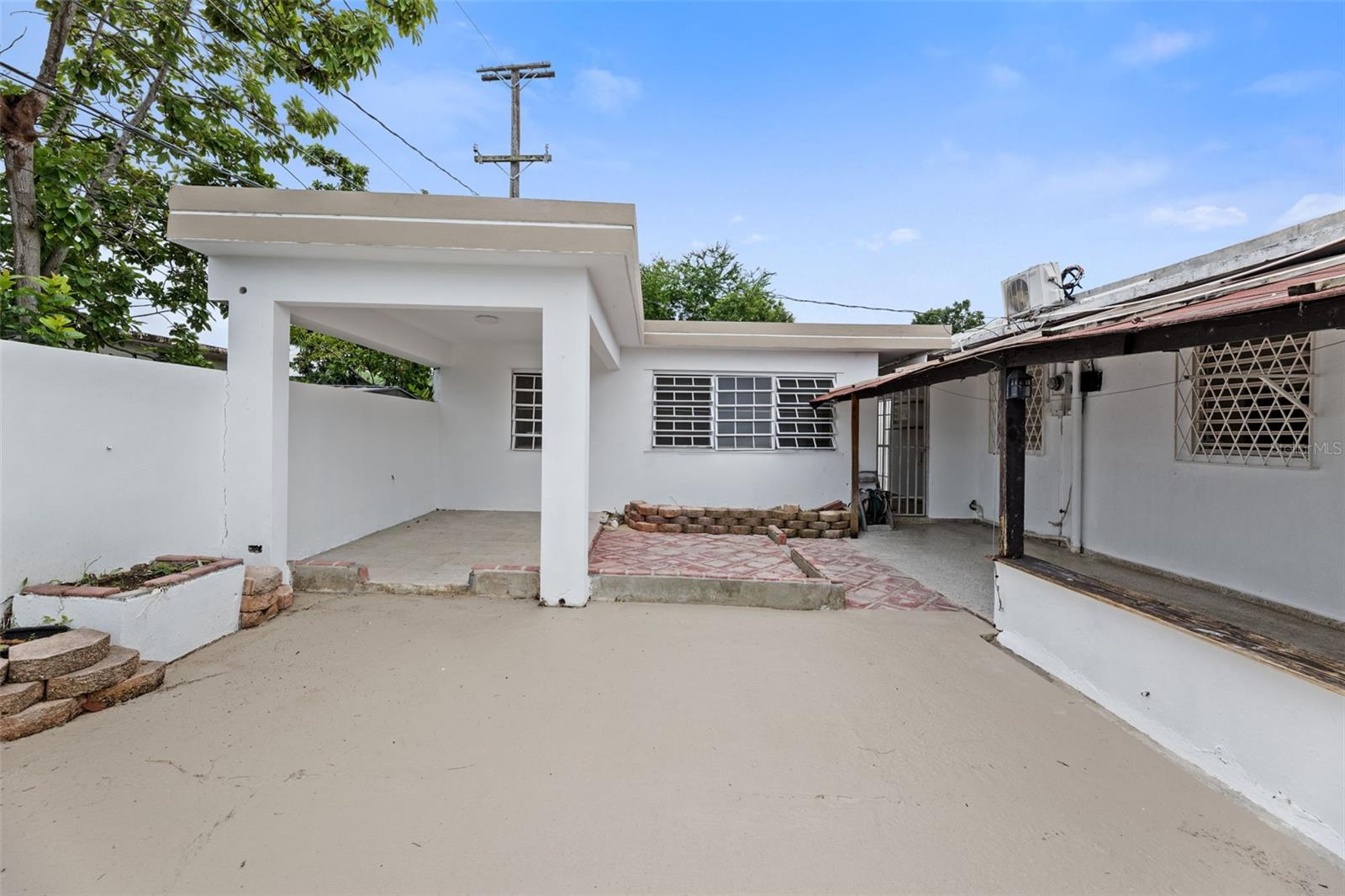 COUNTRY CLUB - Residential