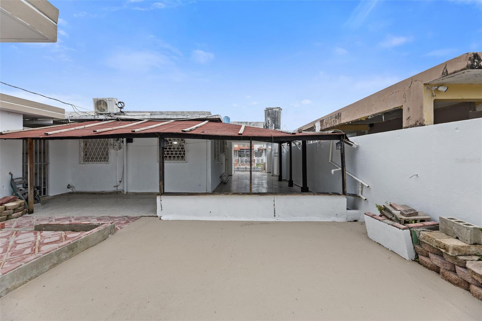 COUNTRY CLUB - Residential