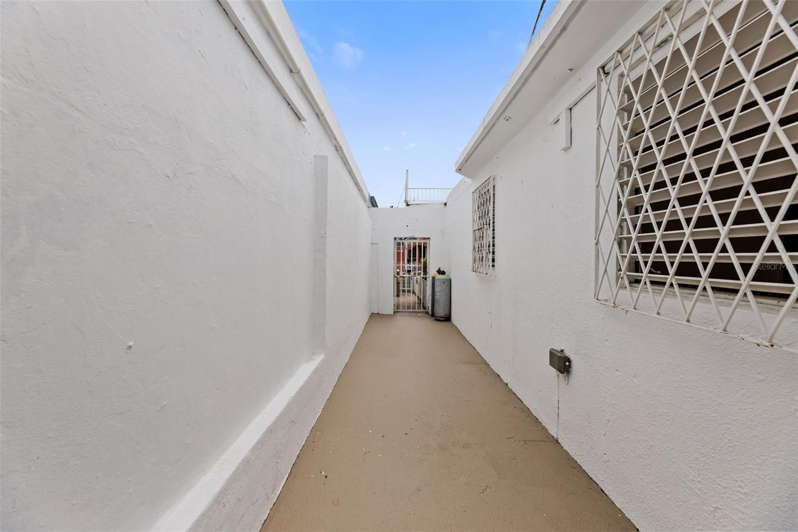 COUNTRY CLUB - Residential