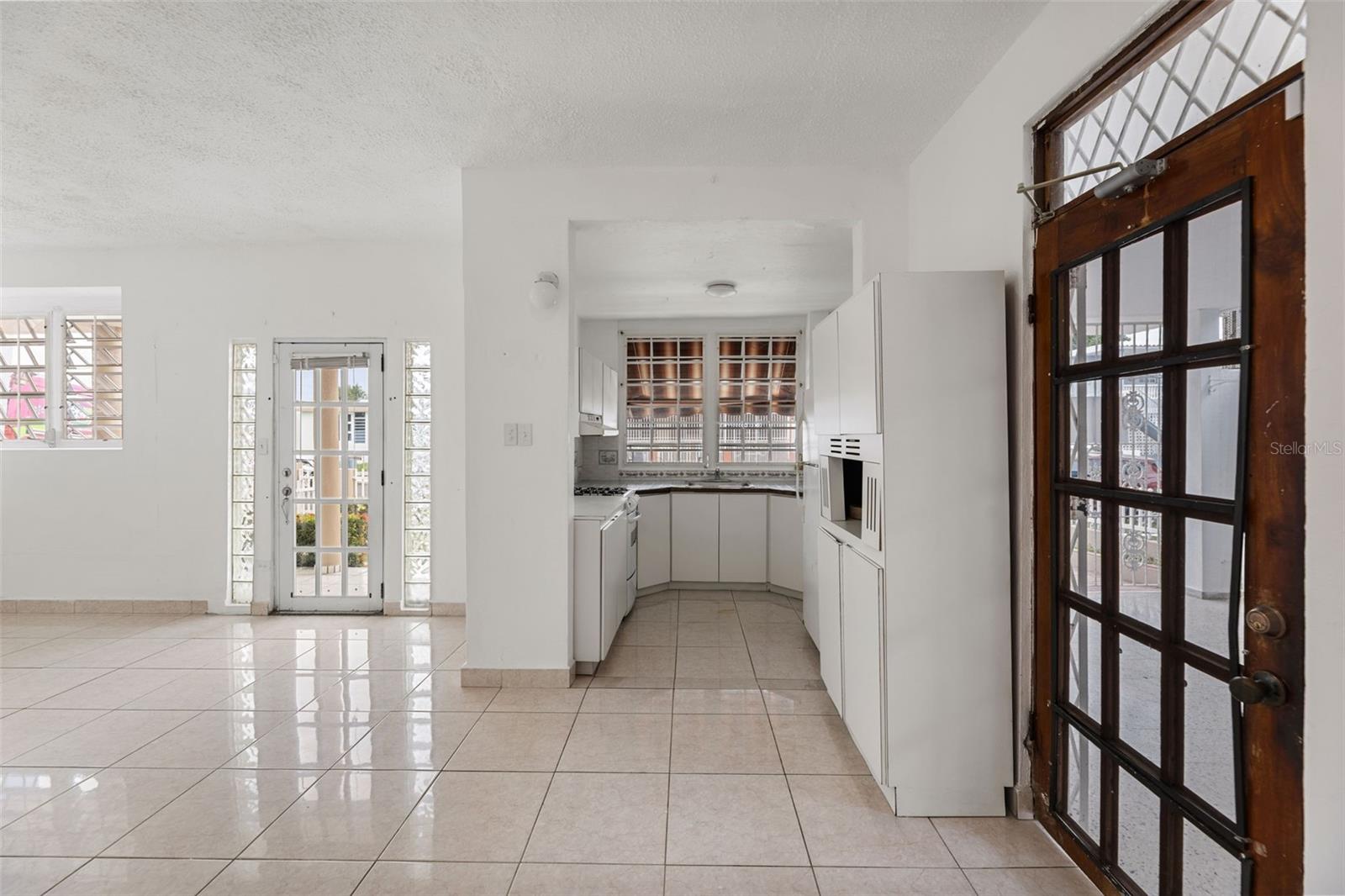 COUNTRY CLUB - Residential