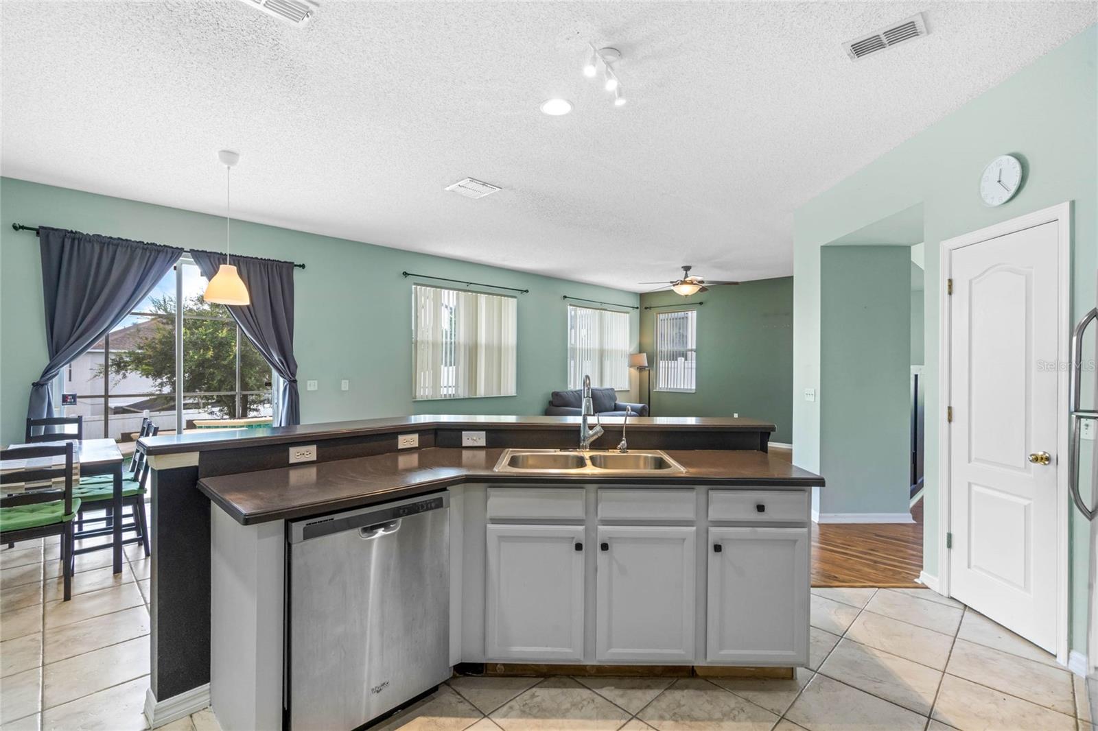 FOUR CORNERS PH 01 - Residential Lease