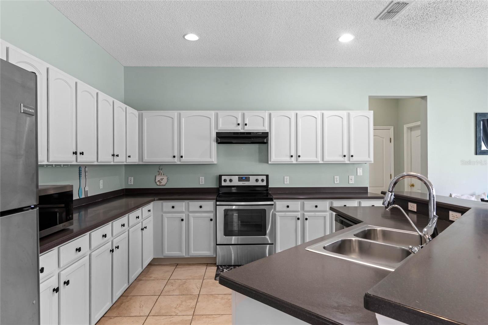 FOUR CORNERS PH 01 - Residential Lease