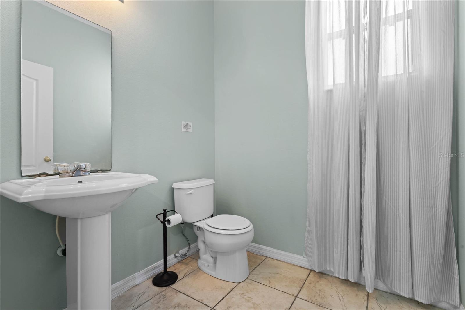 FOUR CORNERS PH 01 - Residential Lease