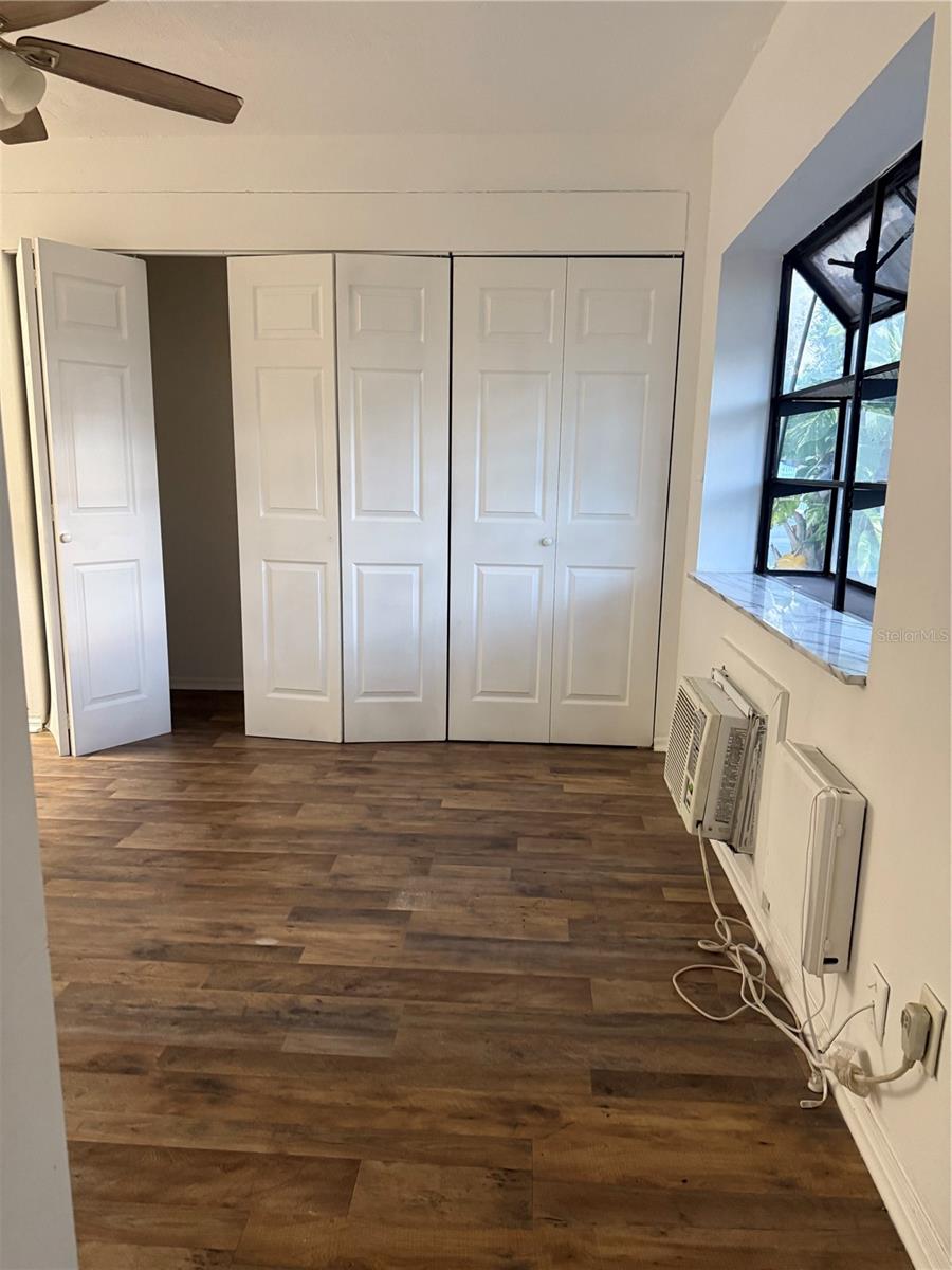 UNIVERSITY OAKWOODS - Residential Lease