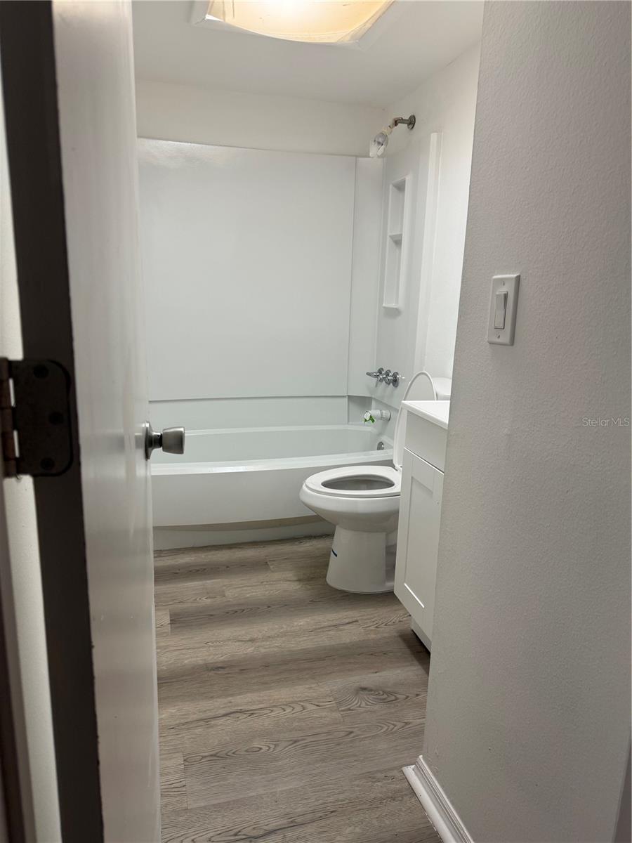 UNIVERSITY OAKWOODS - Residential Lease