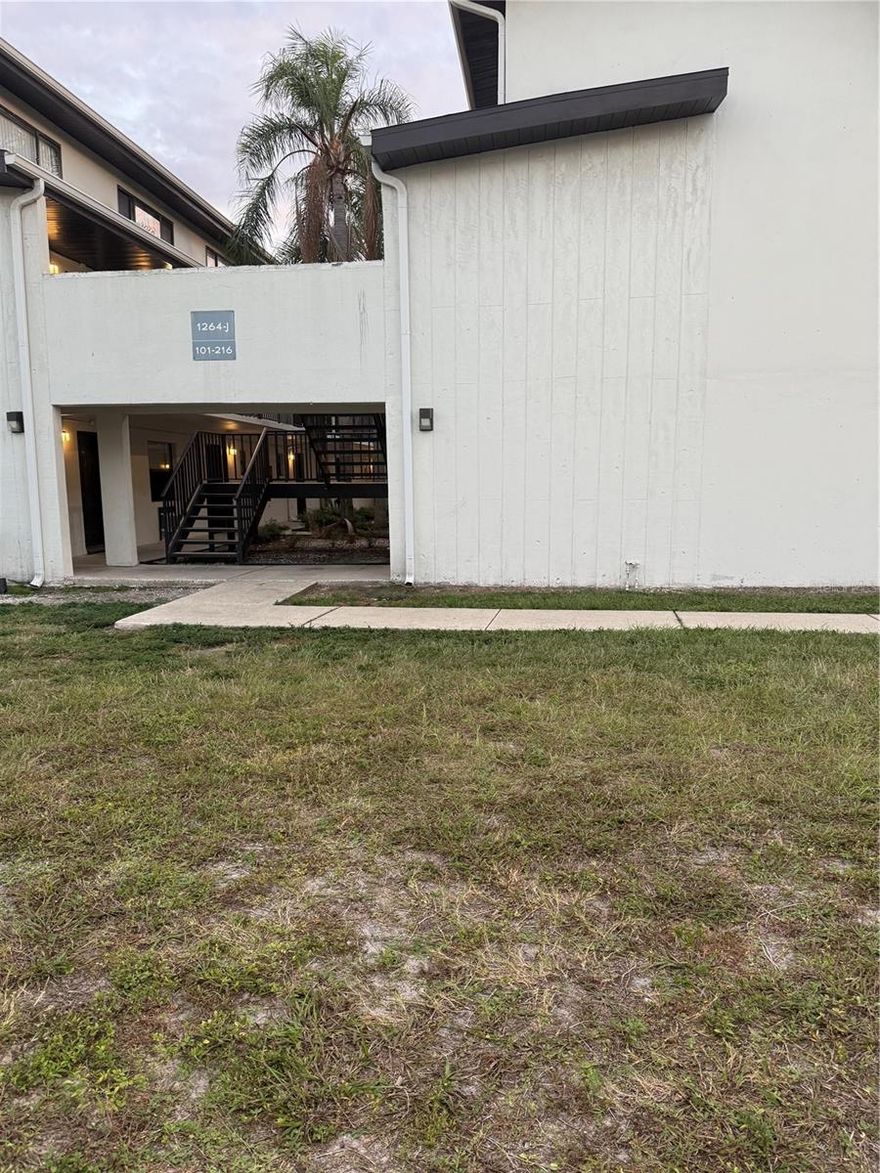 Welcome to your new 1 bed, 1 bath condo on the first floor in the desirable University Oakwoods community in Tampa!  Featuring a thoughtfully designed  layout, this cozy condo boasts  a well-appointed bathroom, perfect for anyone seeking a convenient living space. Step inside to find a warm and inviting atmosphere, with ample natural light streaming through the windows. The open floor plan seamlessly connects the living and dining areas.  This property is close to shopping and restaurants.