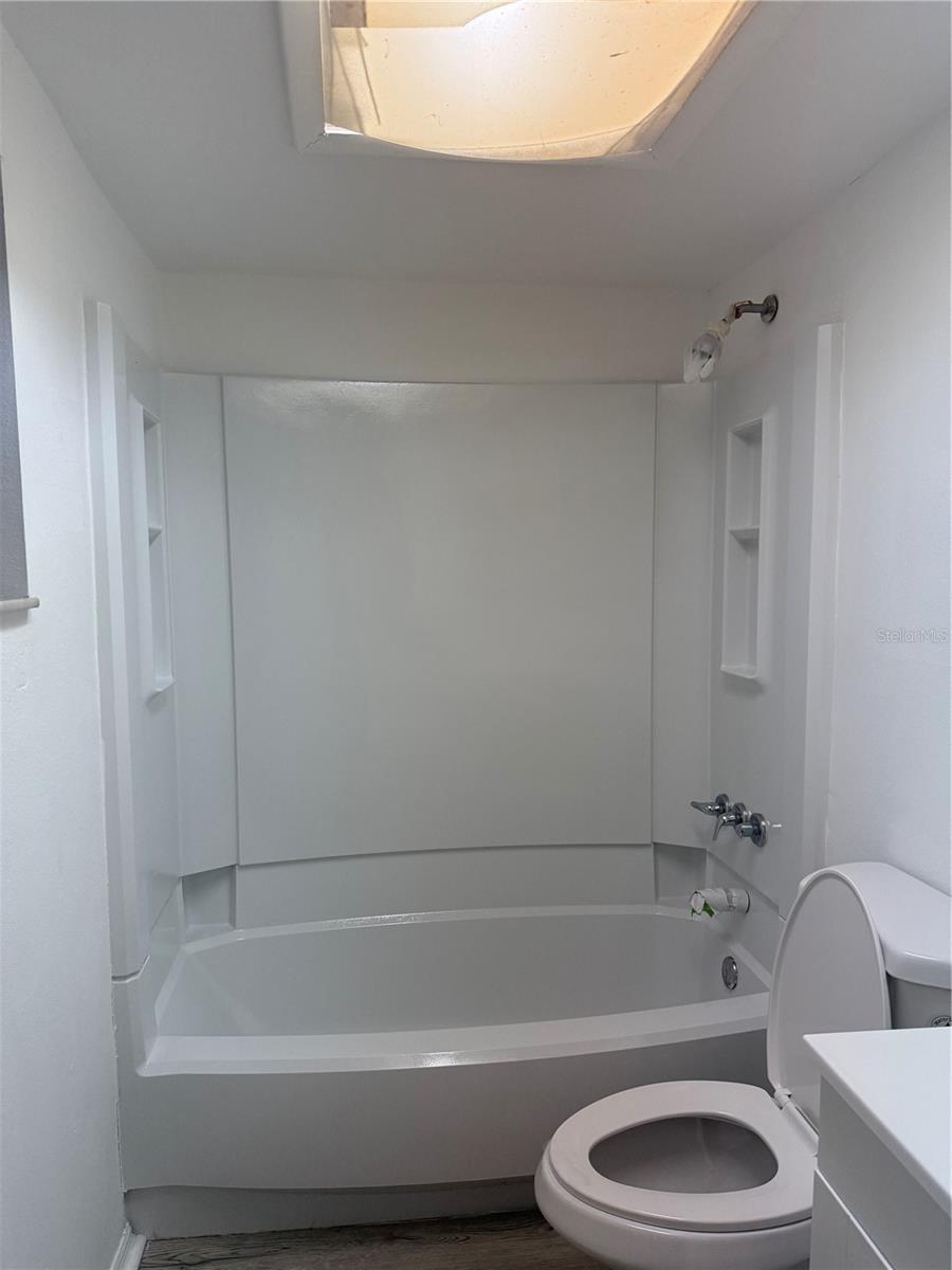 UNIVERSITY OAKWOODS - Residential Lease