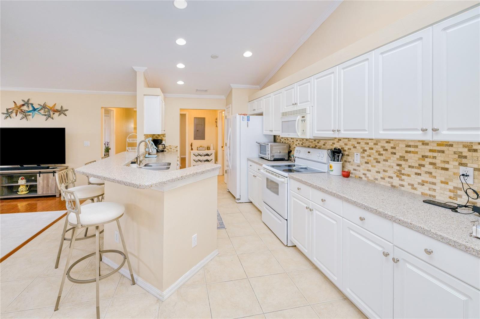 KINGS GREEN/MAJESTIC PH 2 BLDG - Residential