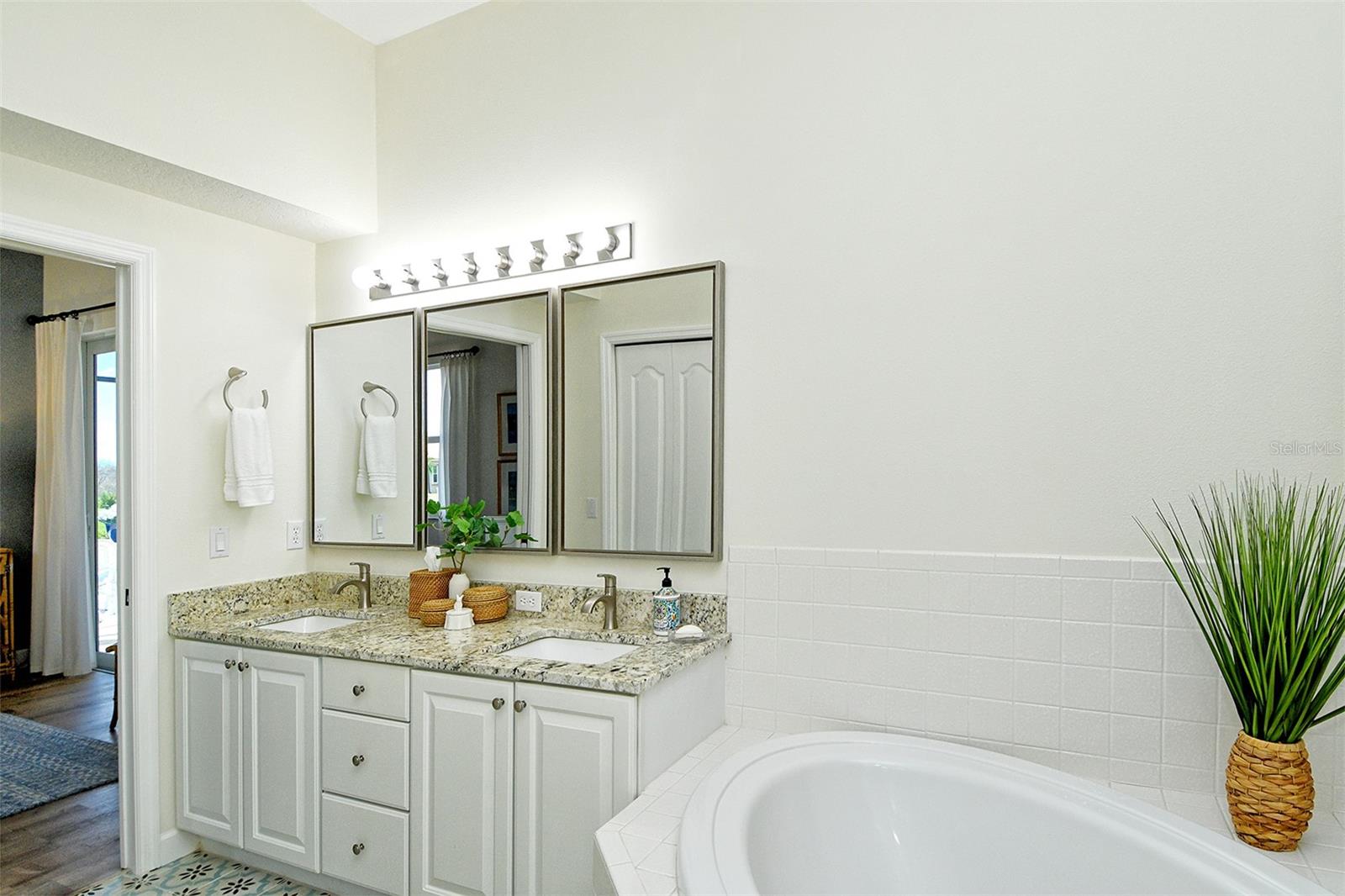 HERITAGE OAKS GOLF & COUNTRY CLUB - Residential