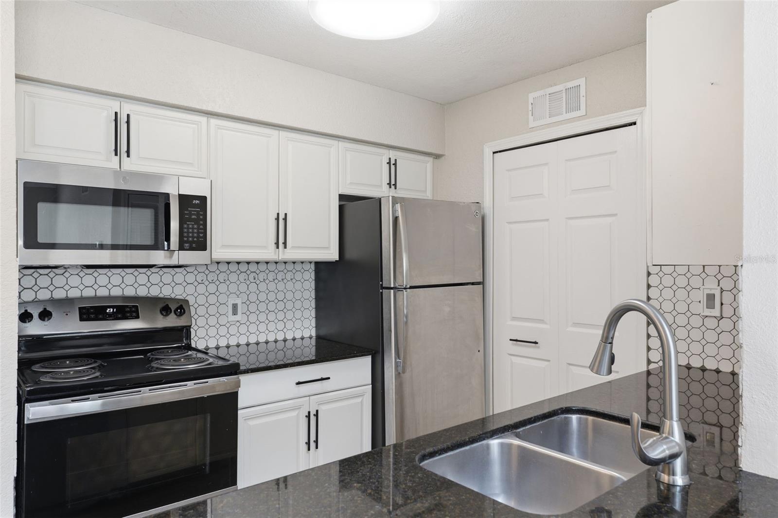 BENTLEY AT COBBS LANDING CONDO THE - Residential