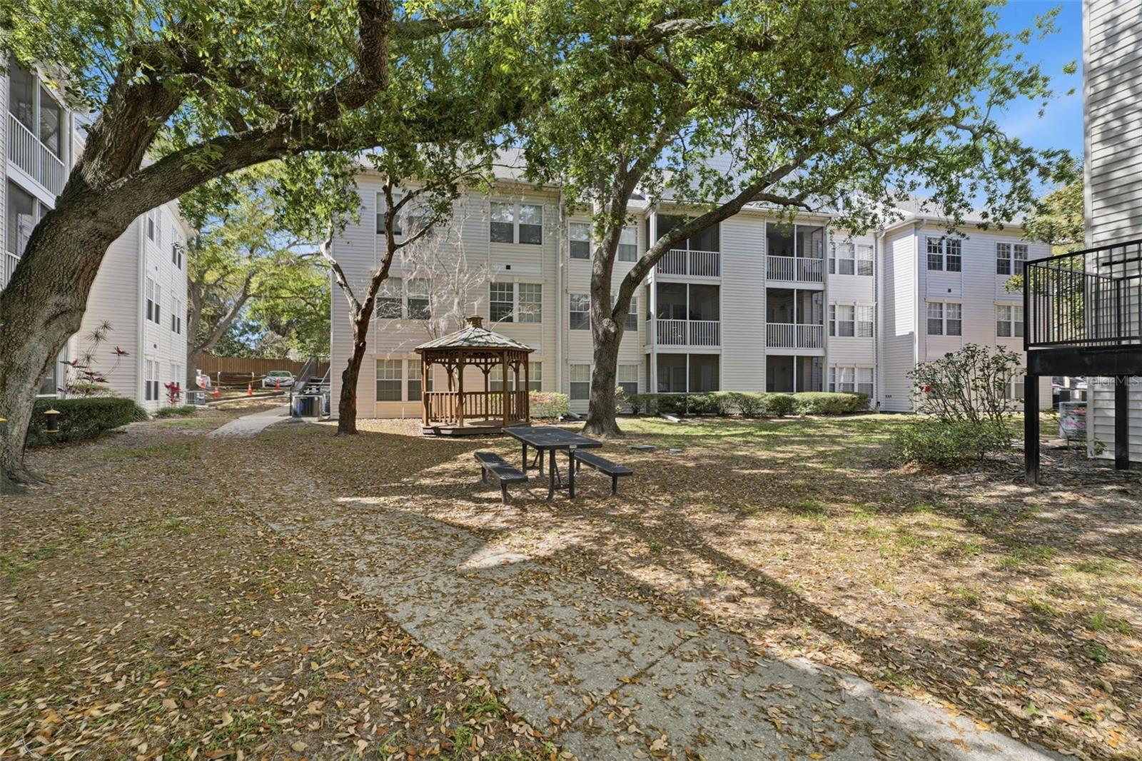 BENTLEY AT COBBS LANDING CONDO THE - Residential