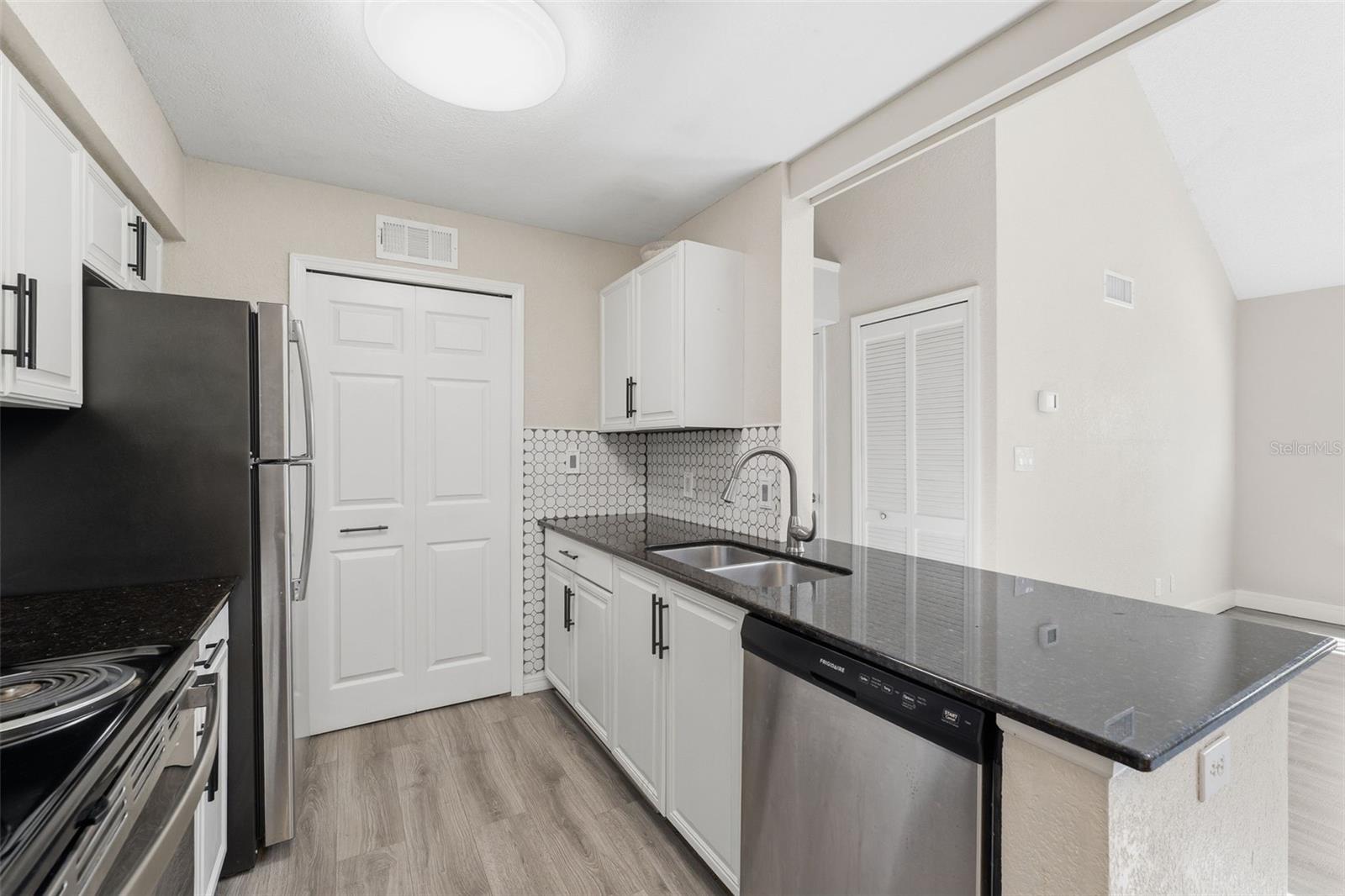 BENTLEY AT COBBS LANDING CONDO THE - Residential