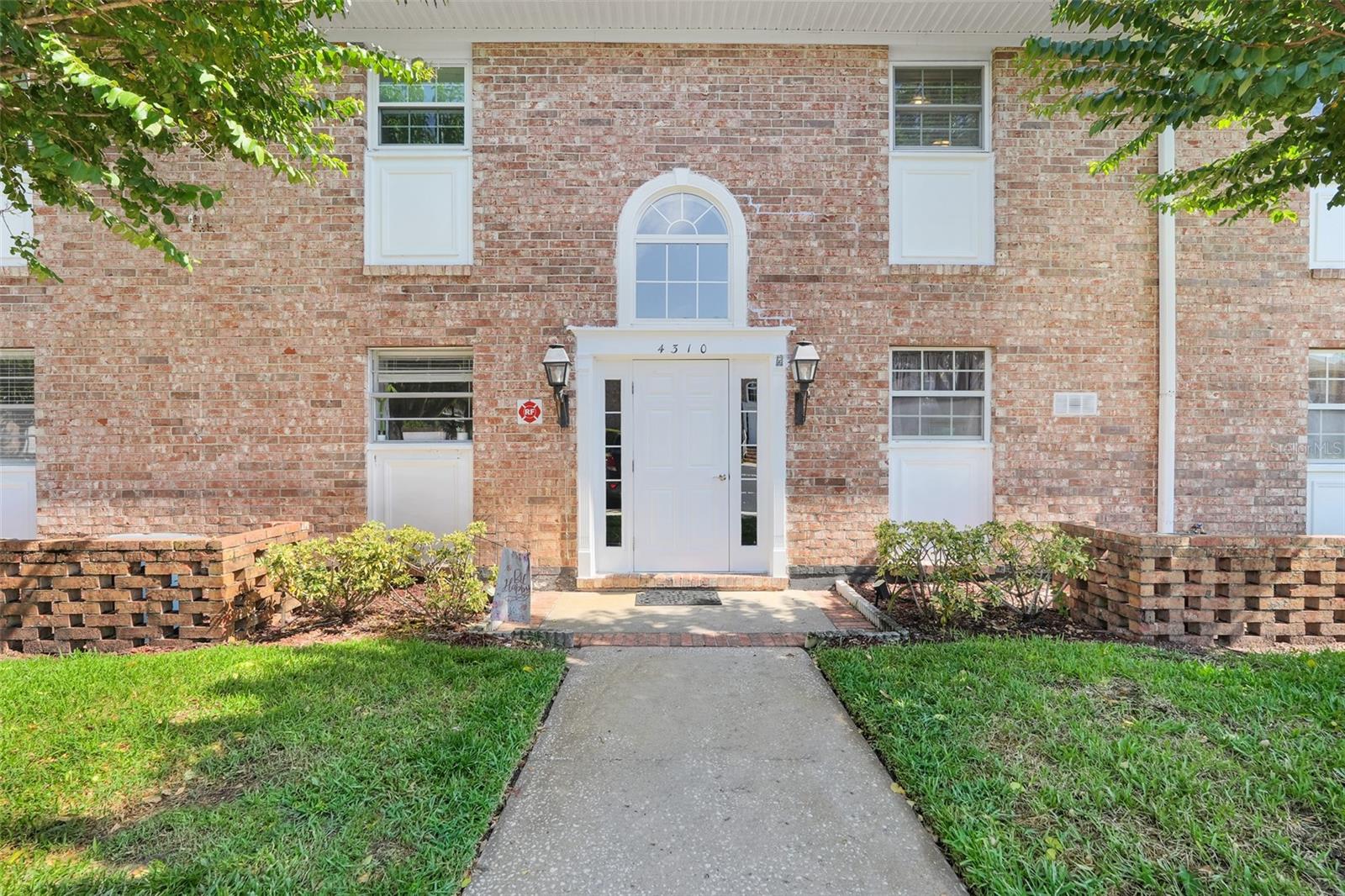 One or more photo(s) has been virtually staged. Live Easy, Live Fully – 2-Bed, 2-Bath Second-Floor Condo with Resort-Style Amenities,
.
Welcome to your peaceful perch in one of Orlando’s best-kept secrets—this charming 2-bedroom, 2-bath condo offers the perfect mix of comfort, independence, and low-maintenance living. Located on the second floor with a screened-in back patio, you'll enjoy privacy, tree-lined views, and cool breezes—without giving up convenience.
Step inside to find a smart split-bedroom layout, offering flexibility for guests, roommates, or a quiet office space. The living area flows into the dining and kitchen zones, making the home feel open, social, and ready for entertaining or unwinding.
But the real value? It’s outside your front door.
This amenity-rich community brings resort-style living to everyday life:
Two sparkling pools to relax or swim laps
Fitness center to stay active at your own pace
Tennis and pickleball courts for friendly matches
Dog park so your pup can play too
Car wash station for your weekend clean-ups
Great walking paths and plenty of green space
Whether you're downsizing and simplifying or buying your first place, this home offers what today’s buyers crave: a lifestyle, not just a living space.
Tucked into a peaceful, well-maintained neighborhood, yet just minutes from dining, shopping, and major roadways—this is where comfort meets connection.
Don’t wait—your next chapter starts here.