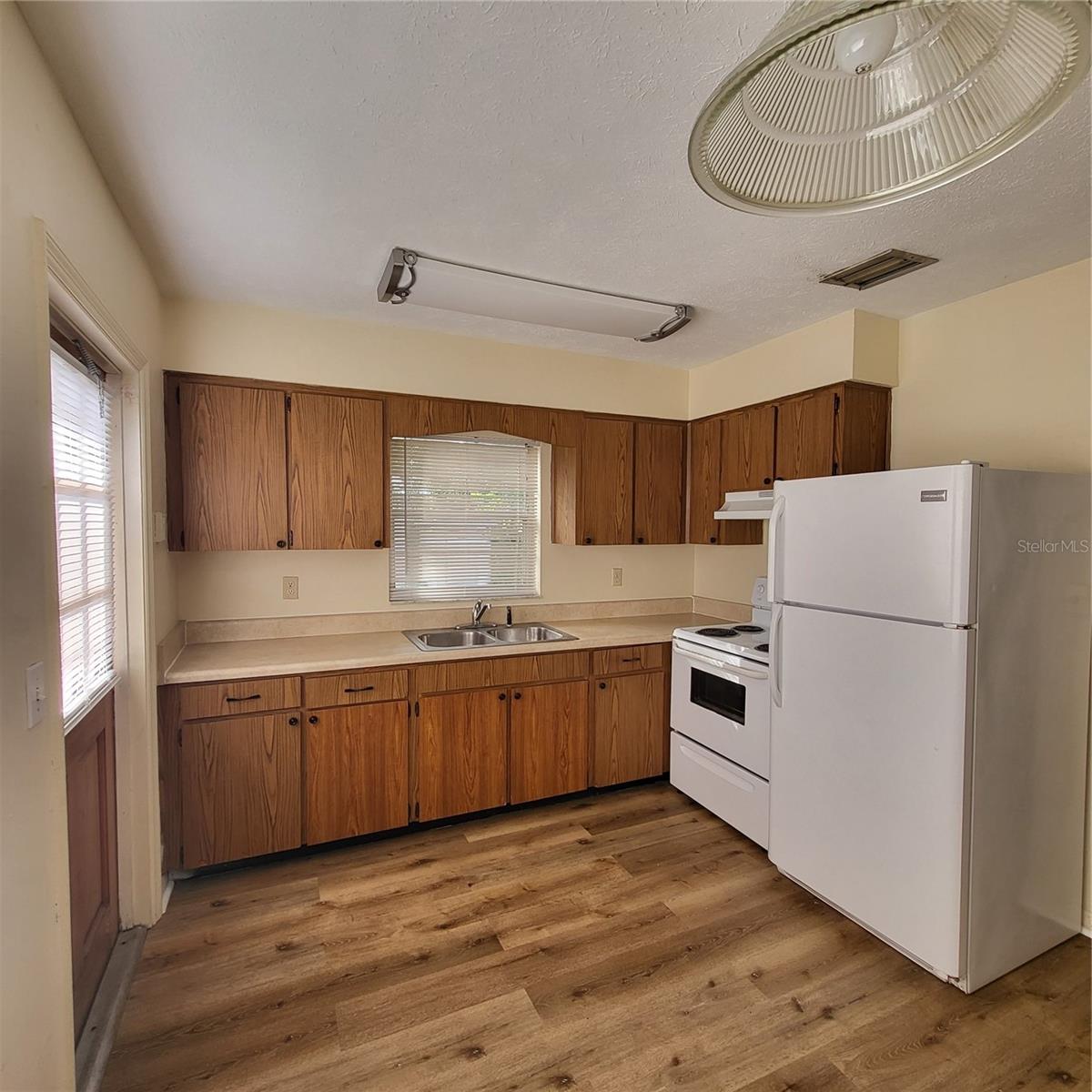 LAKE PALMS SEC 2 - Residential Lease