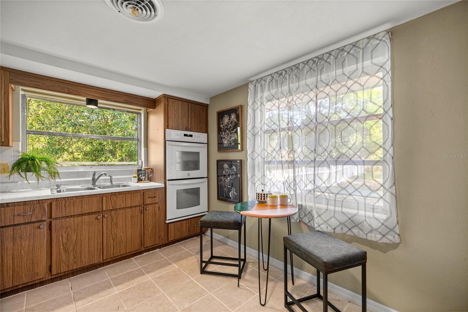 RAINBOW S END ESTATE - Residential