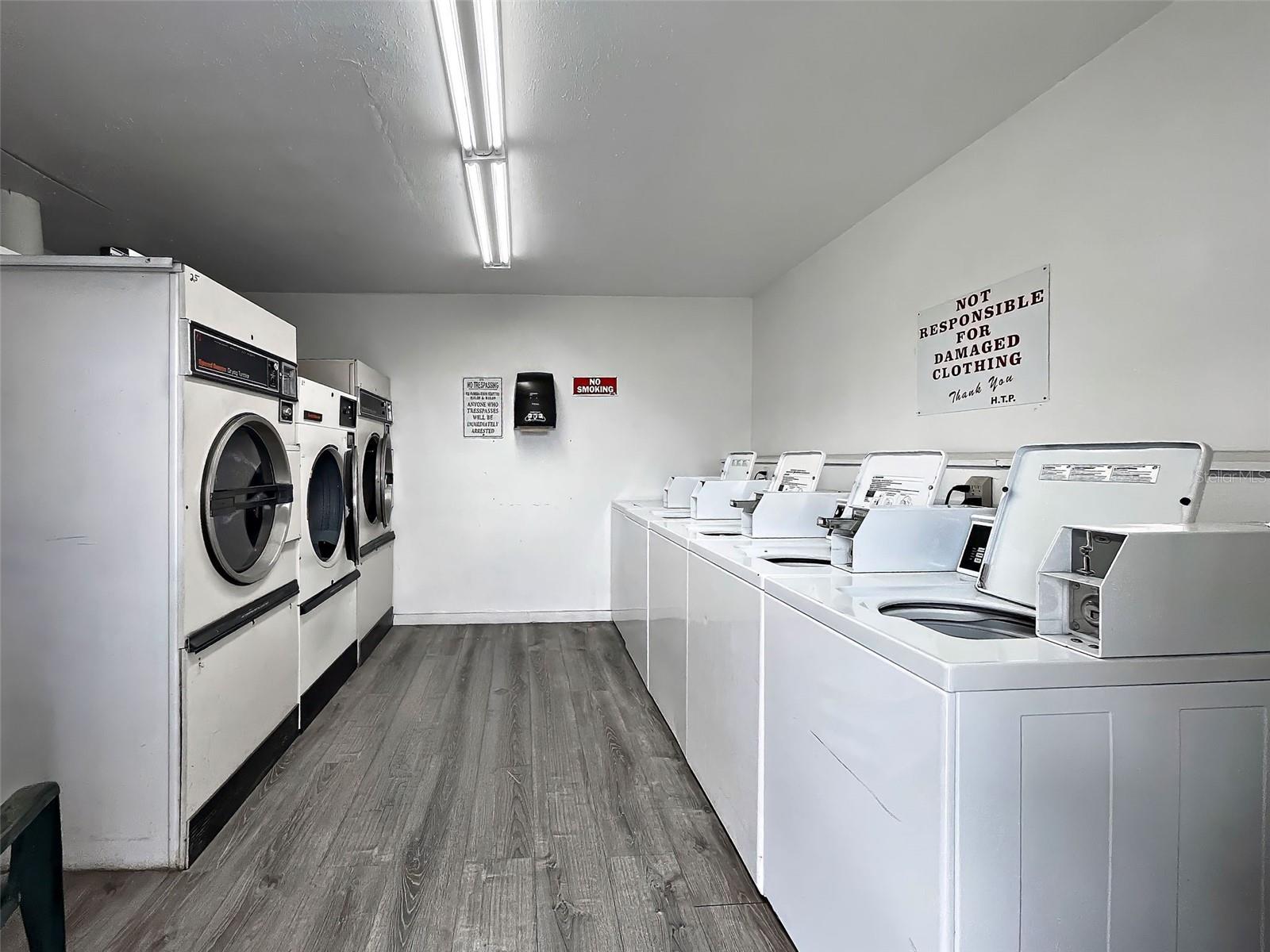 HOLIDAY TRAVEL PARK ENGLEWOOD - Residential