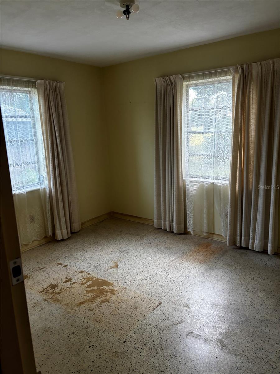 1077 WHITEWOOD DRIVE
