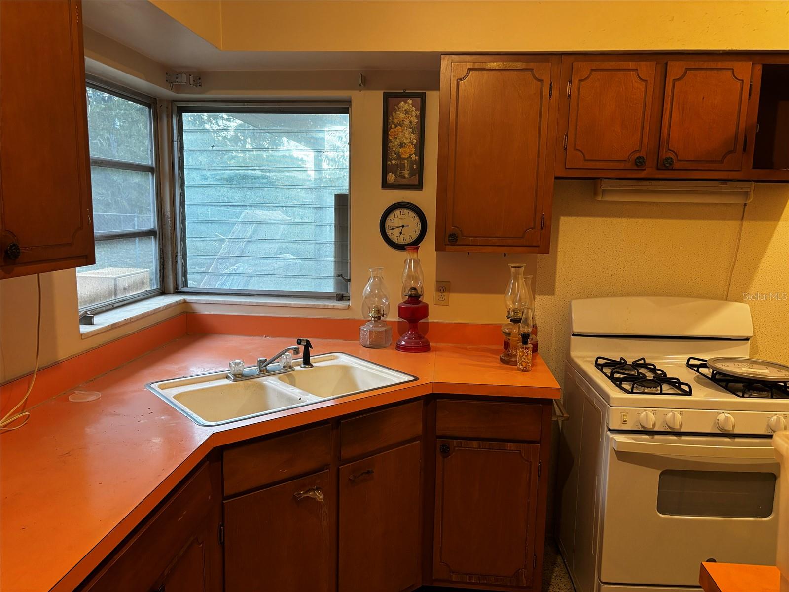 1077 WHITEWOOD DRIVE