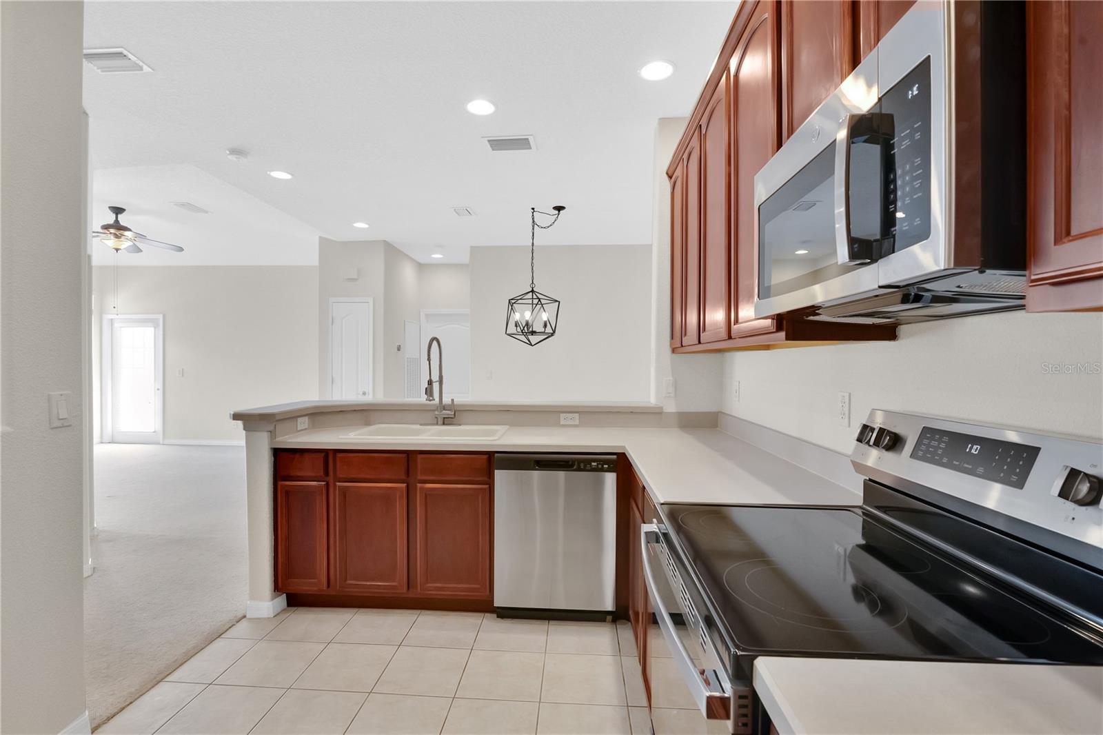 CHATEAU CONDOMINIUMS AT MAGNOLIA POINTE PHASE IV - Residential