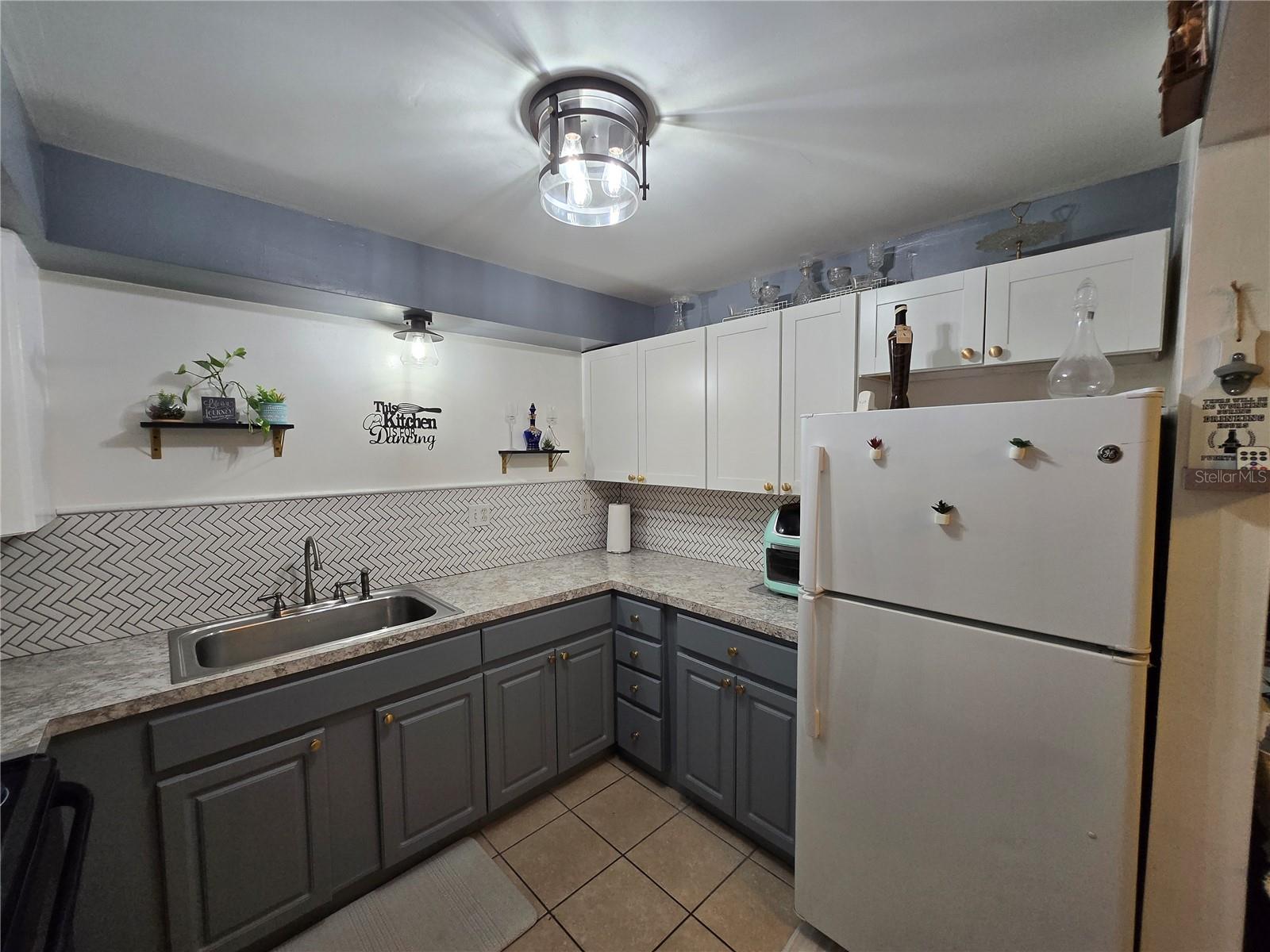 COMMODORE PLACE CONDO - Residential