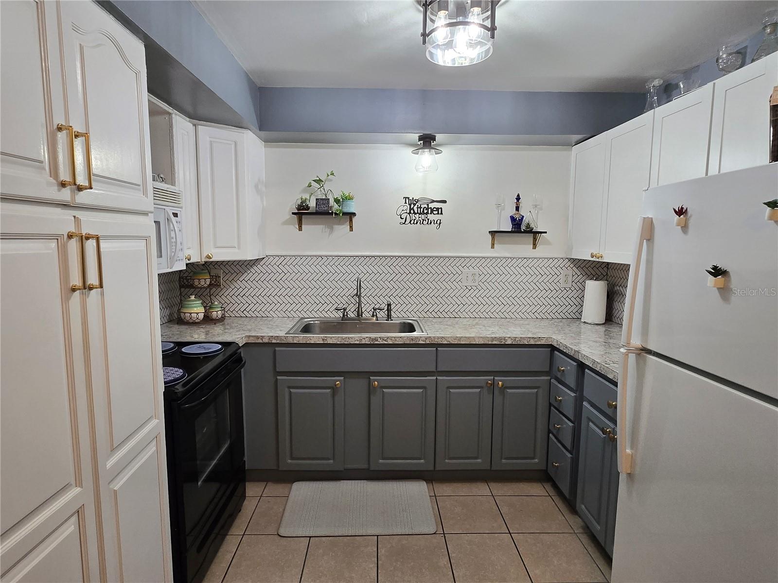 COMMODORE PLACE CONDO - Residential