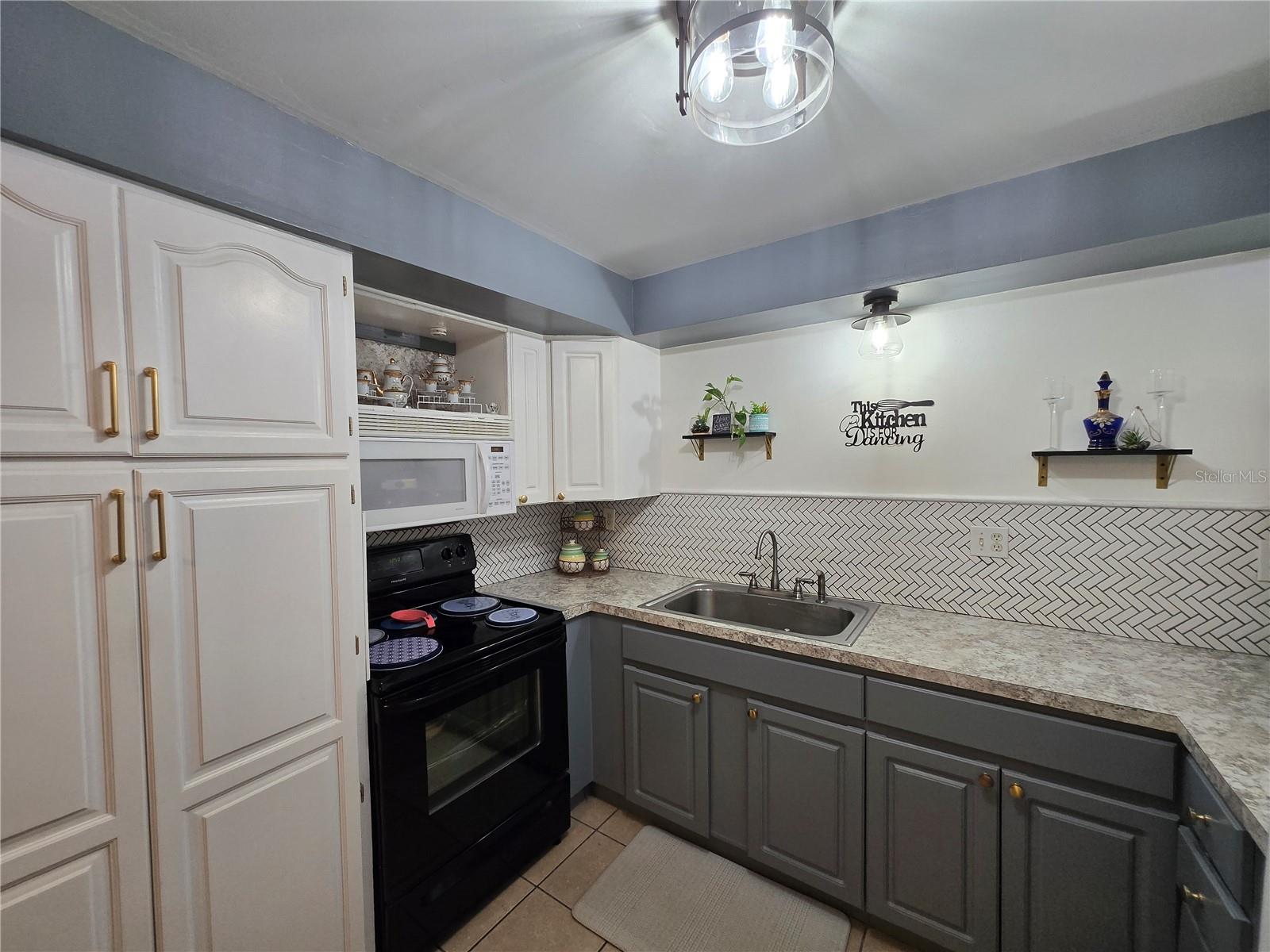 COMMODORE PLACE CONDO - Residential