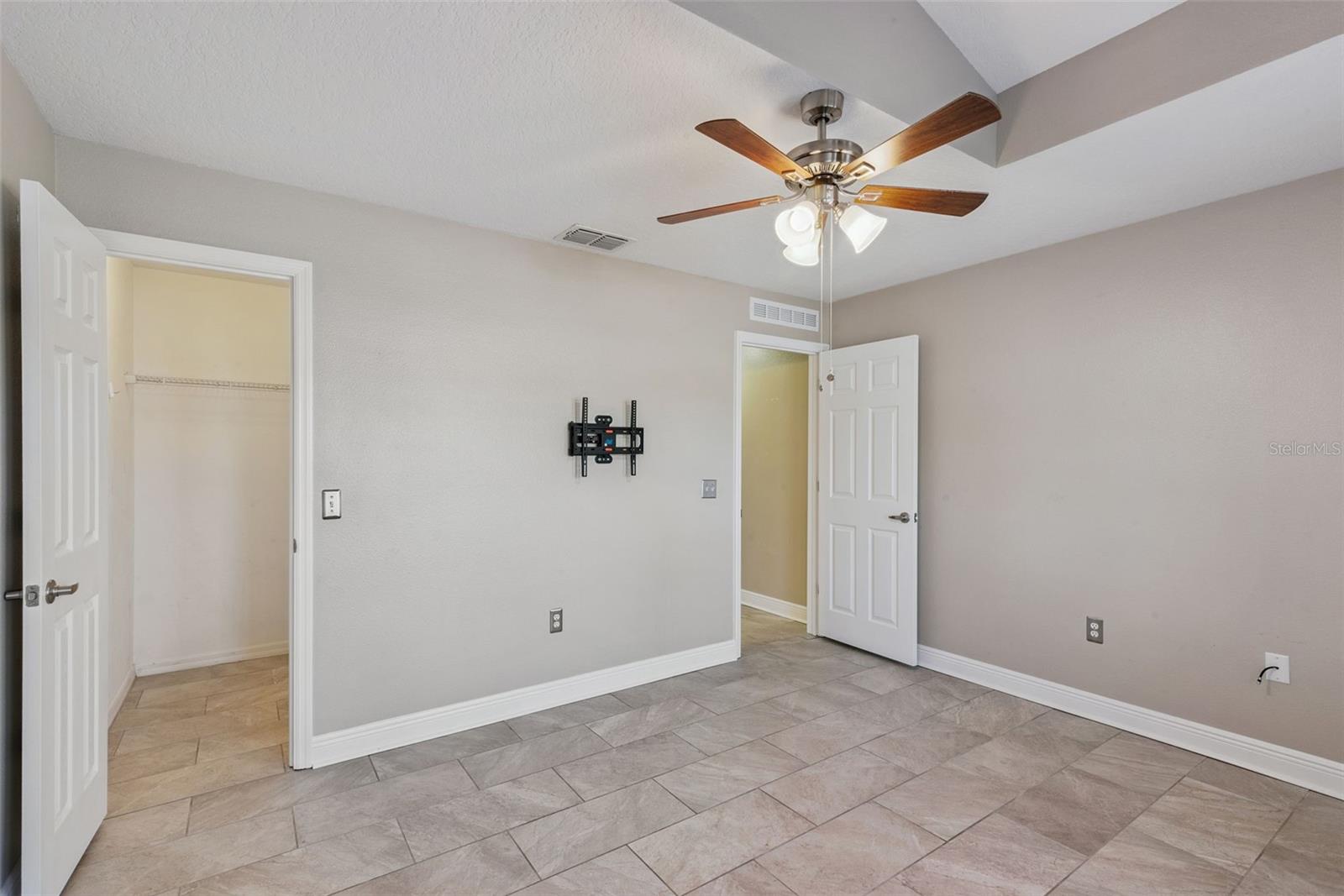 LEESBURG OVERLOOK AT LAKE GRIFFIN - Residential