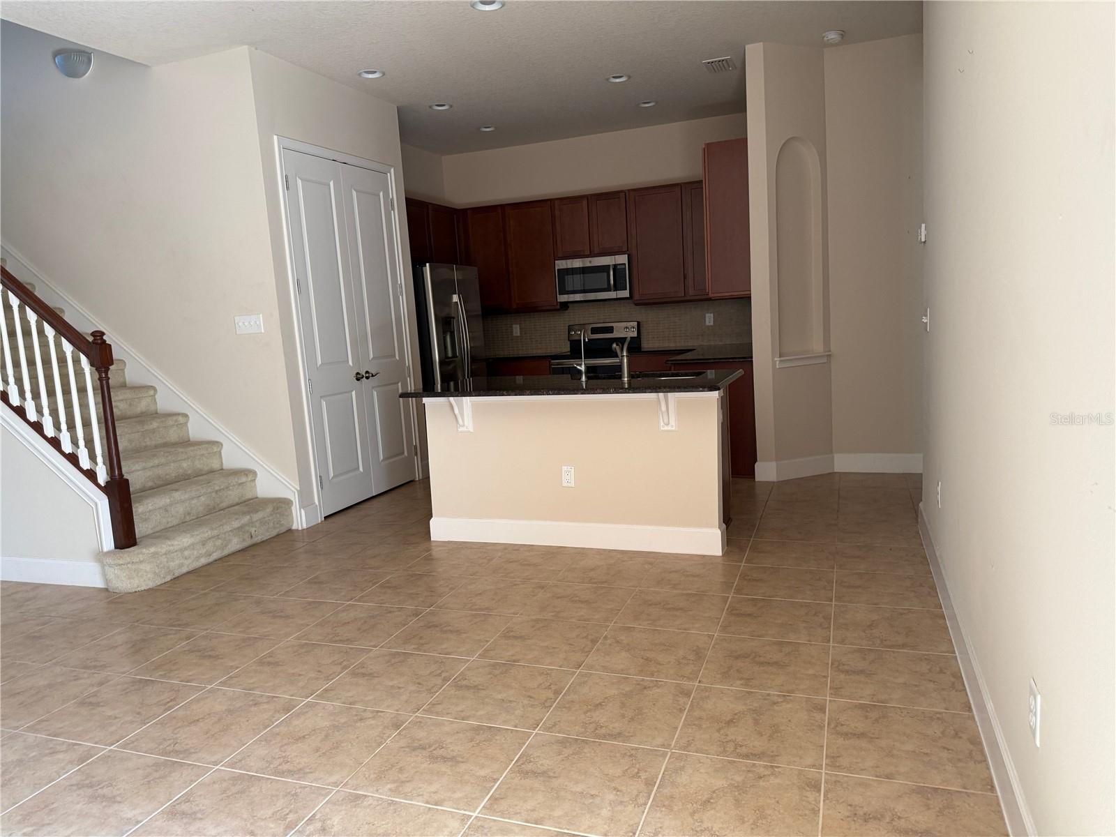 727 ALDENHAM LANE
