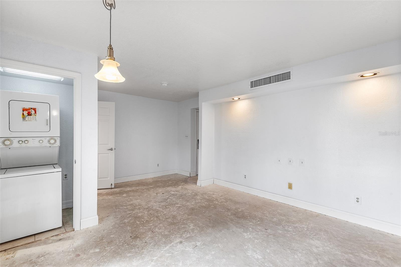 GRENELEFE CONDO CORNER LAKE EAST - Residential