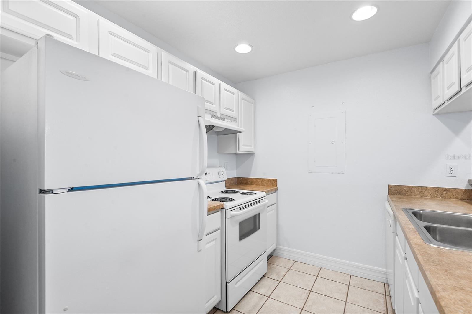 GRENELEFE CONDO CORNER LAKE EAST - Residential